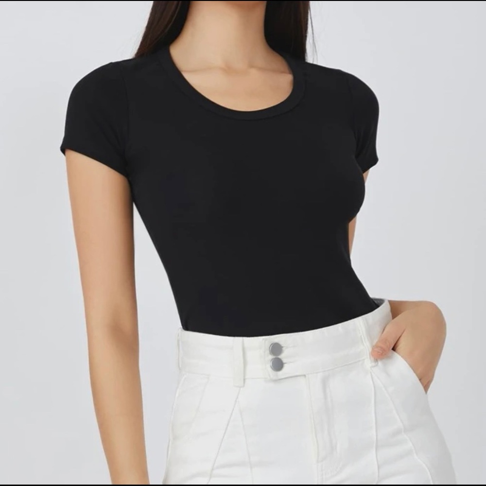 women’s black short sleeve fitted tee size small